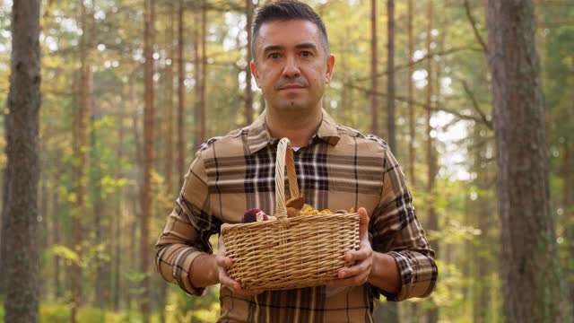 快乐的人拿着篮子在森林里采蘑菇视频素材