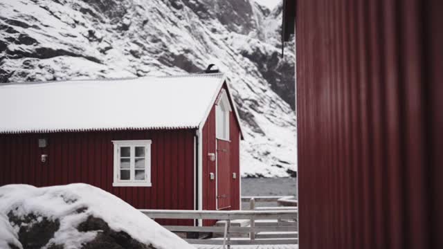 罗浮敦群岛的红色雪屋视频下载
