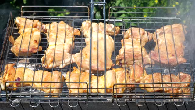 用橄榄油、盐、胡椒粉和迷迭香在滚烫的平底锅中煎炸鸡柳。在家庭厨房的铸铁锅里煮肉。营养美味的食物视频素材