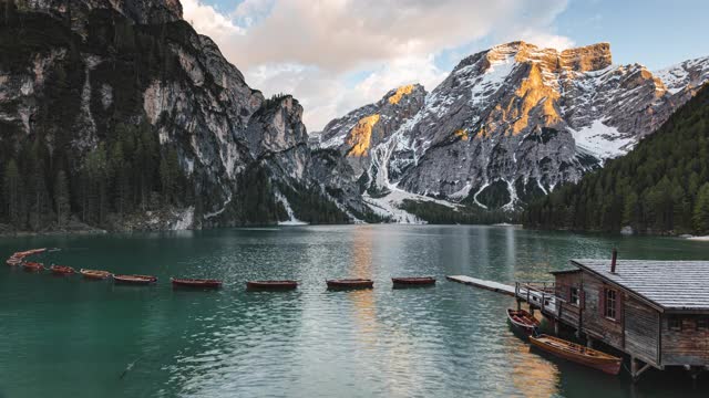 意大利Dolomites的Lago di braes从白天到夜晚的时间流逝视频下载