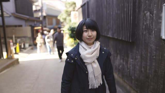 一名年轻女子在日本当地村庄观光视频素材