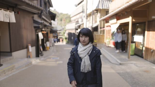 一名年轻女子在日本当地村庄观光视频素材