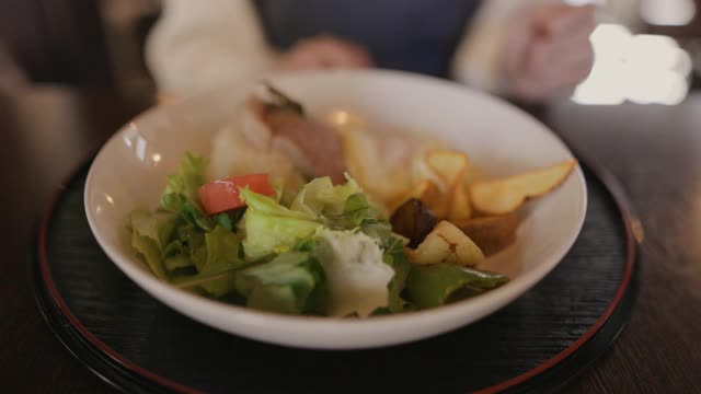 年轻女子在老式日本餐厅吃午餐视频素材