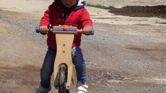 男孩在路上骑自行车视频素材
