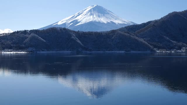 雪后的富士山映在川口湖中视频下载