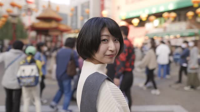 快乐的年轻女子站在中国城视频素材