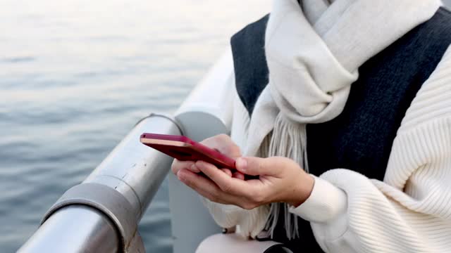 年轻女子在港口使用智能手机视频素材