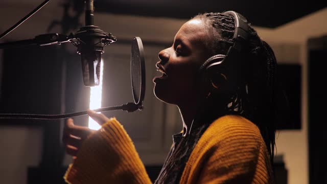 年轻美丽的非洲歌手录制歌曲视频下载