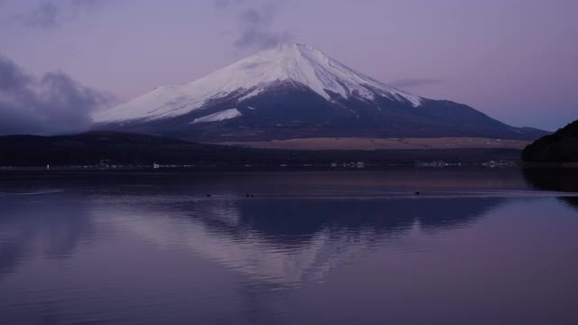 黎明时分，富士山映在山中湖中视频下载