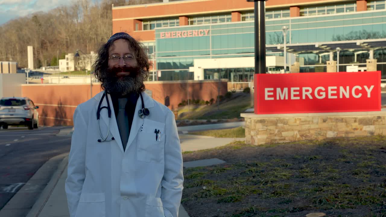 一名犹太男医生站在医院急诊室前的肖像视频下载