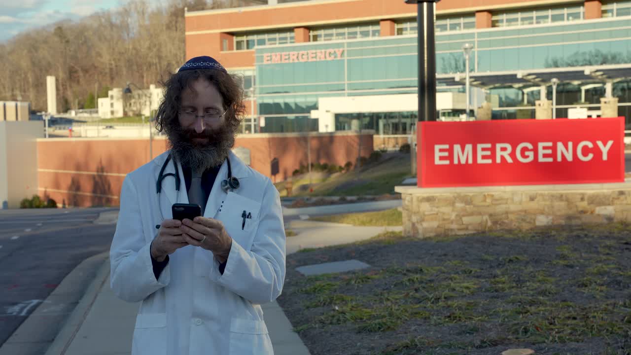 犹太男医生在外面用他的手机捏，刷，打字视频下载
