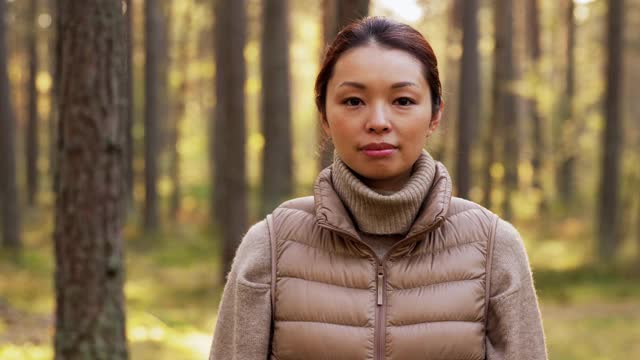 森林里快乐微笑的亚洲年轻女子视频下载