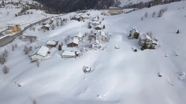 瑞士辛普朗山口村庄的雪景视频素材