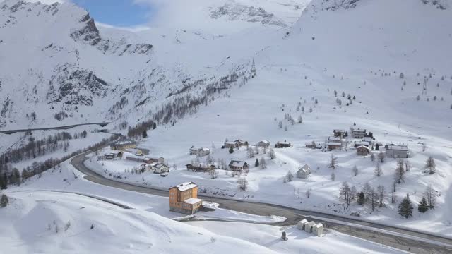 瑞士辛普朗山口村庄的雪景视频下载