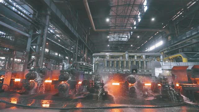 现代工厂里烧红的金属。冶金工厂的金属生产过程。现代冶金工厂视频素材