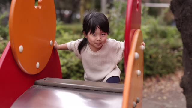 小女儿在公园玩滑球视频素材