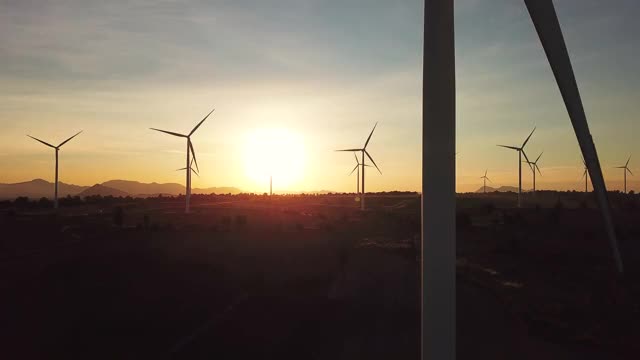 鸟瞰图风力涡轮机在日落视频素材