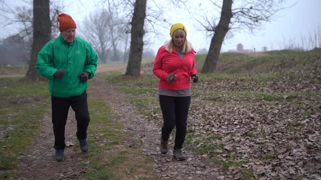老年夫妇享受一起在大自然中慢跑的时间视频下载