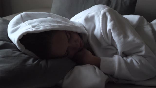 疲惫的女人睡在家里的沙发上视频下载
