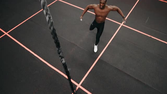 在健身房里爬绳子的男人视频下载