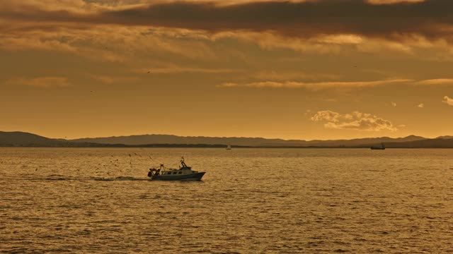 日落时分返回港口的渔船视频下载
