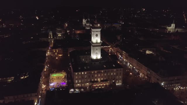Arial城市Lviv，乌克兰Rynok广场，市政厅，圣诞集市，人们在溜冰场滑冰视频素材