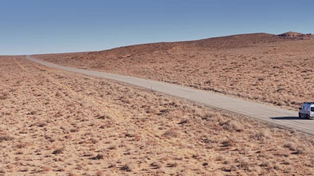 无人机拍摄的露营车行驶在犹他州沙漠视频下载