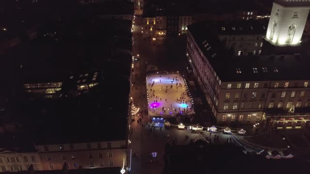 Arial城市Lviv，乌克兰Rynok广场，市政厅，圣诞集市，人们在溜冰场滑冰视频素材