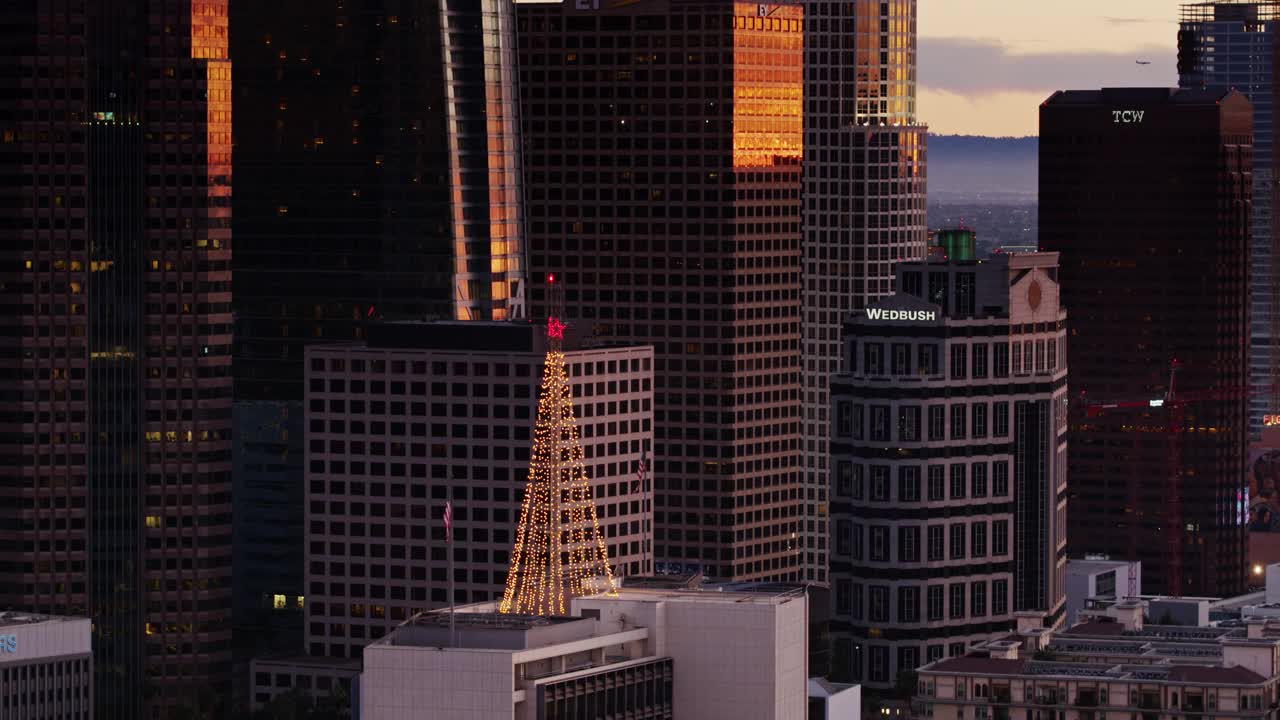 圣诞灯在办公大楼在日落-空中视频素材