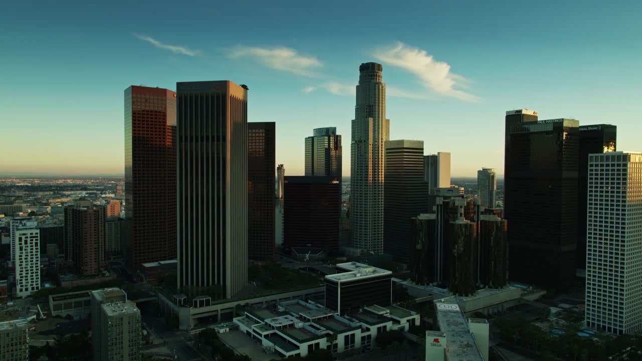 日落时分，无人机拍摄的洛杉矶市中心摩天大楼视频素材