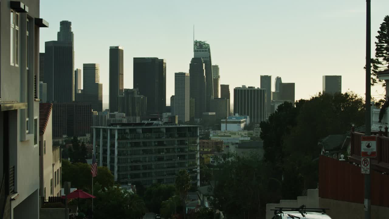 无人机穿过唐人街的住宅楼飞往洛杉矶市中心视频素材