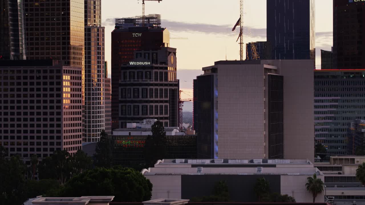 黄昏时分，上升无人机拍摄的DTLA金融区摩天大楼视频素材