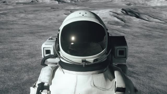 一名宇航员站在月球表面的环形山之间，以地球为背景。外太空。超逼真3d动画视频素材