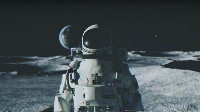 一名宇航员站在月球表面的环形山之间，以地球为背景。外太空。超逼真的3d动画。旧磁带和扭曲数据的影响。视频下载