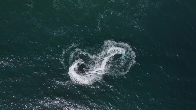 韩国济州岛，永美里海滩/西浦浦西，水上摩托艇驶过视频下载