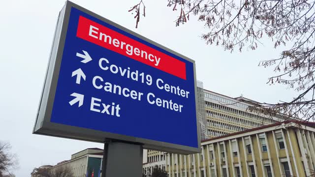建筑物和广告牌、设施上3d医院和急诊标牌蒙太奇拍摄视频素材