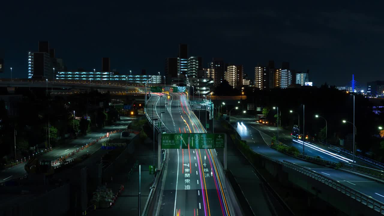 道路上交通的延时，在晚上长时间暴露在汽车的前灯下。视频下载