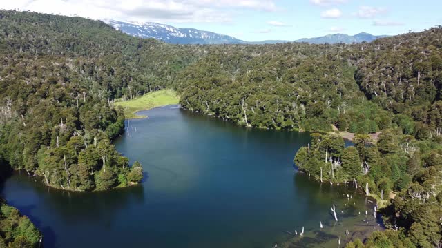 康吉里奥国家公园的湖泊鸟瞰图视频素材