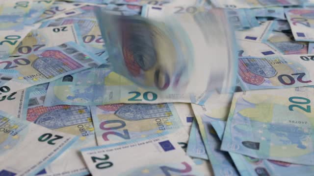 欧元货币、掉落的纸币和硬币，欧盟货币(欧元)视频素材