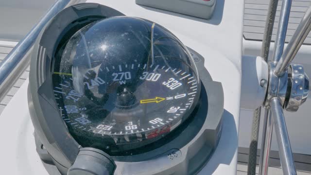 航船磁罗盘向西南方向的特写视频素材