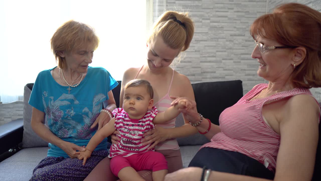 母亲带着婴儿和祖母视频下载