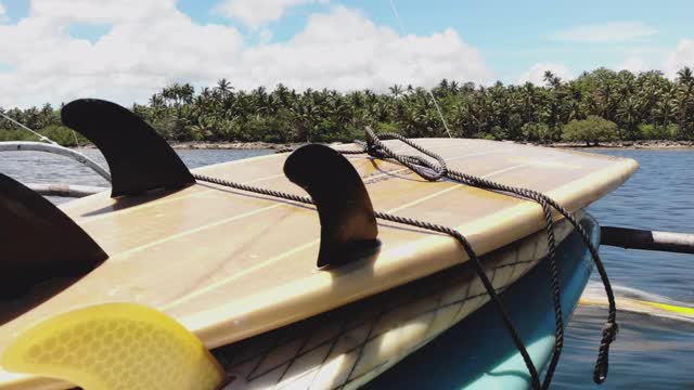 几块冲浪板放在渔船上视频下载