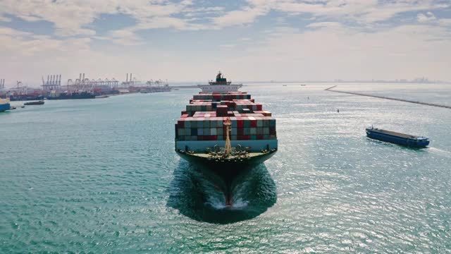 鸟瞰图集装箱货船全承运人集装箱到码头商业港口的业务物流，进出口，海运或货运。视频素材