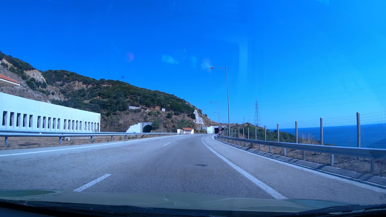 从车辆角度看，在高速公路上驾驶汽车视频素材