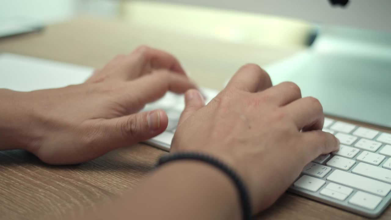 女人在电脑键盘上打字，特写视频素材