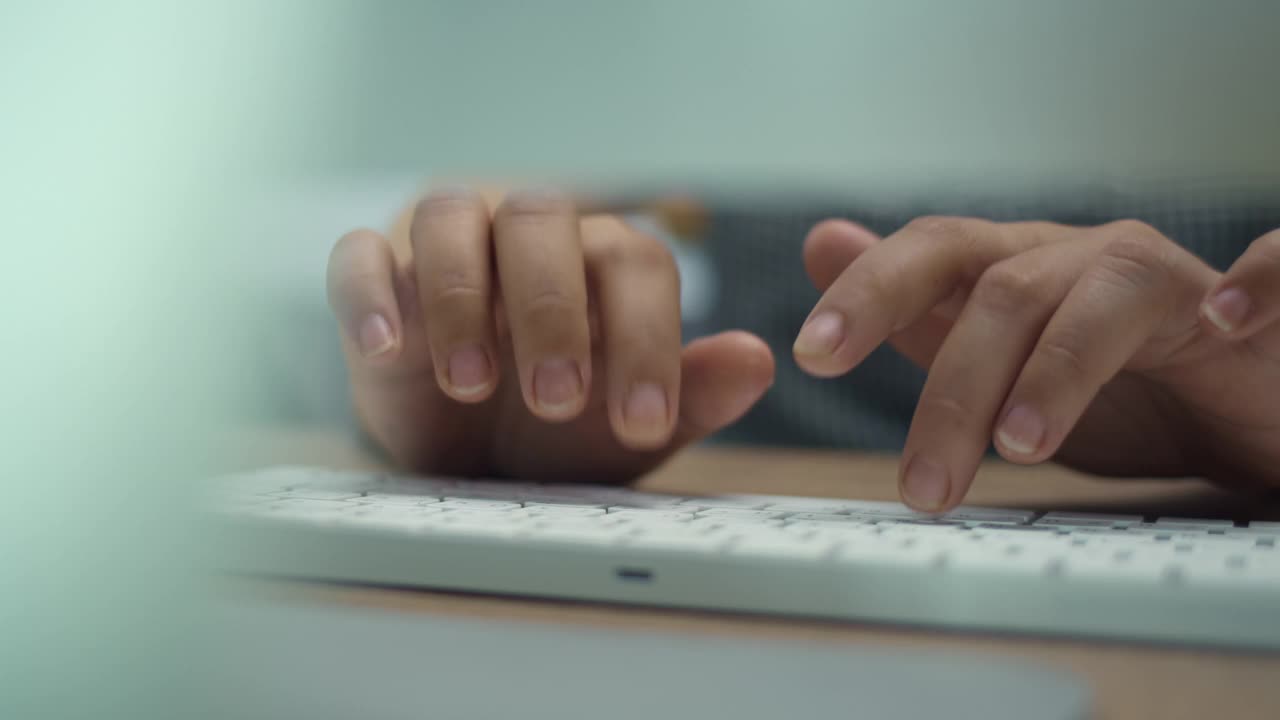 女人在电脑键盘上打字，特写视频素材