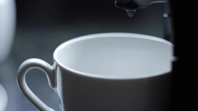 咖啡倒进杯子里视频素材
