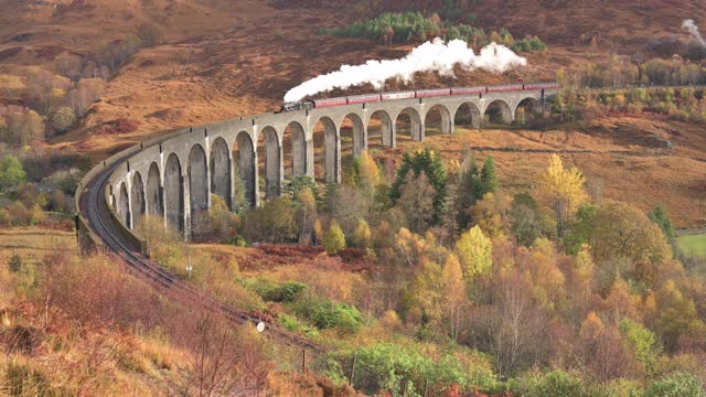 詹姆斯二世党人蒸汽火车经过格伦芬南高架桥。格兰芬南，苏格兰高地，苏格兰，英国视频下载