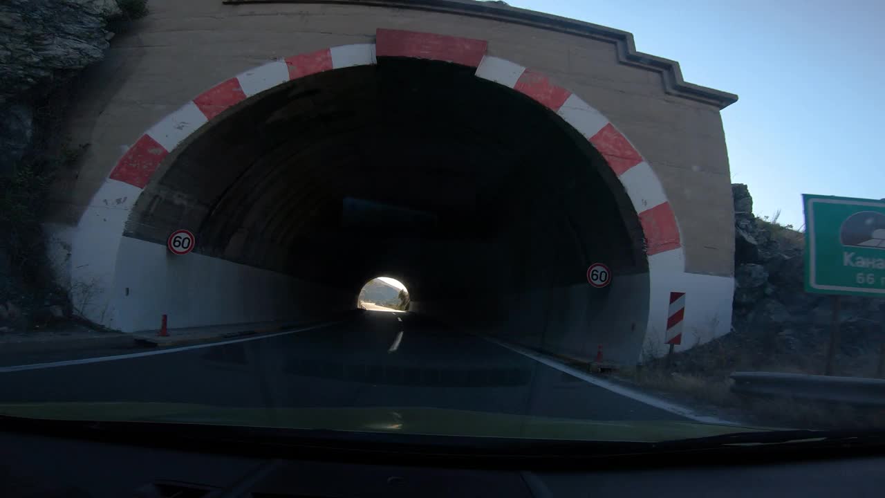 从车辆角度在高速公路上行驶视频素材