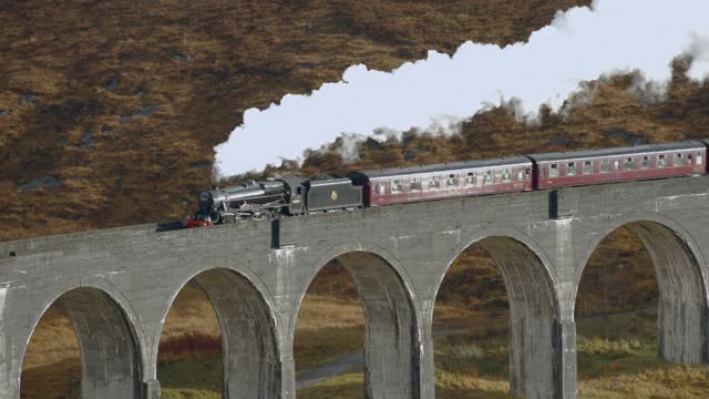 詹姆斯二世党人蒸汽火车经过格伦芬南高架桥。格兰芬南，苏格兰高地，苏格兰，英国视频素材